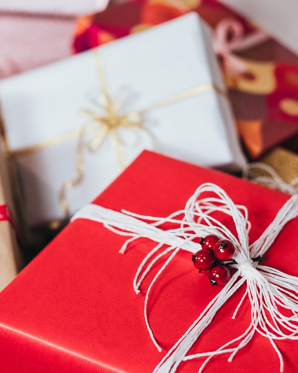 Conjunto de regalos cuidados sobre madera oscura